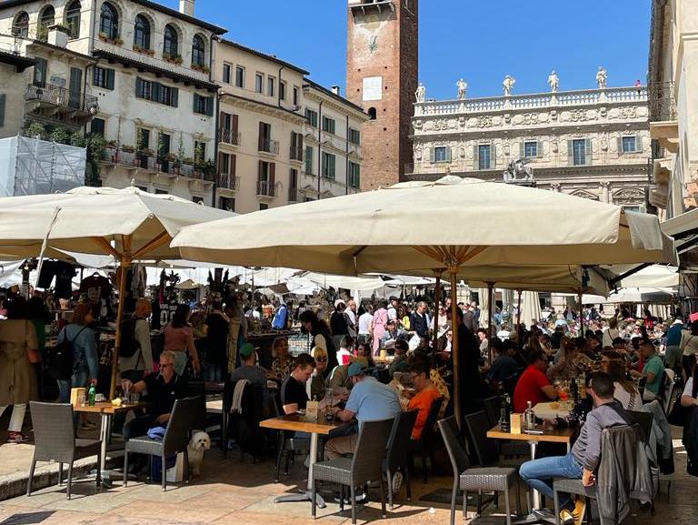 piazza erbe turismo verona banchetti bar