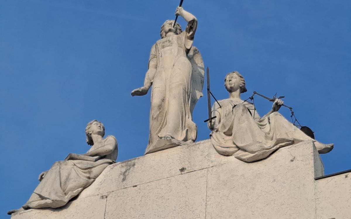 Cimitero monumentale statua danneggiata