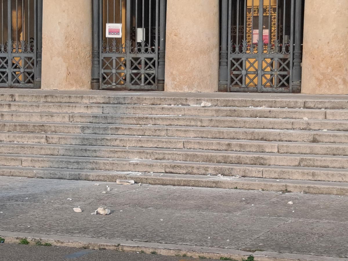 Cimitero monumentale statua danneggiata