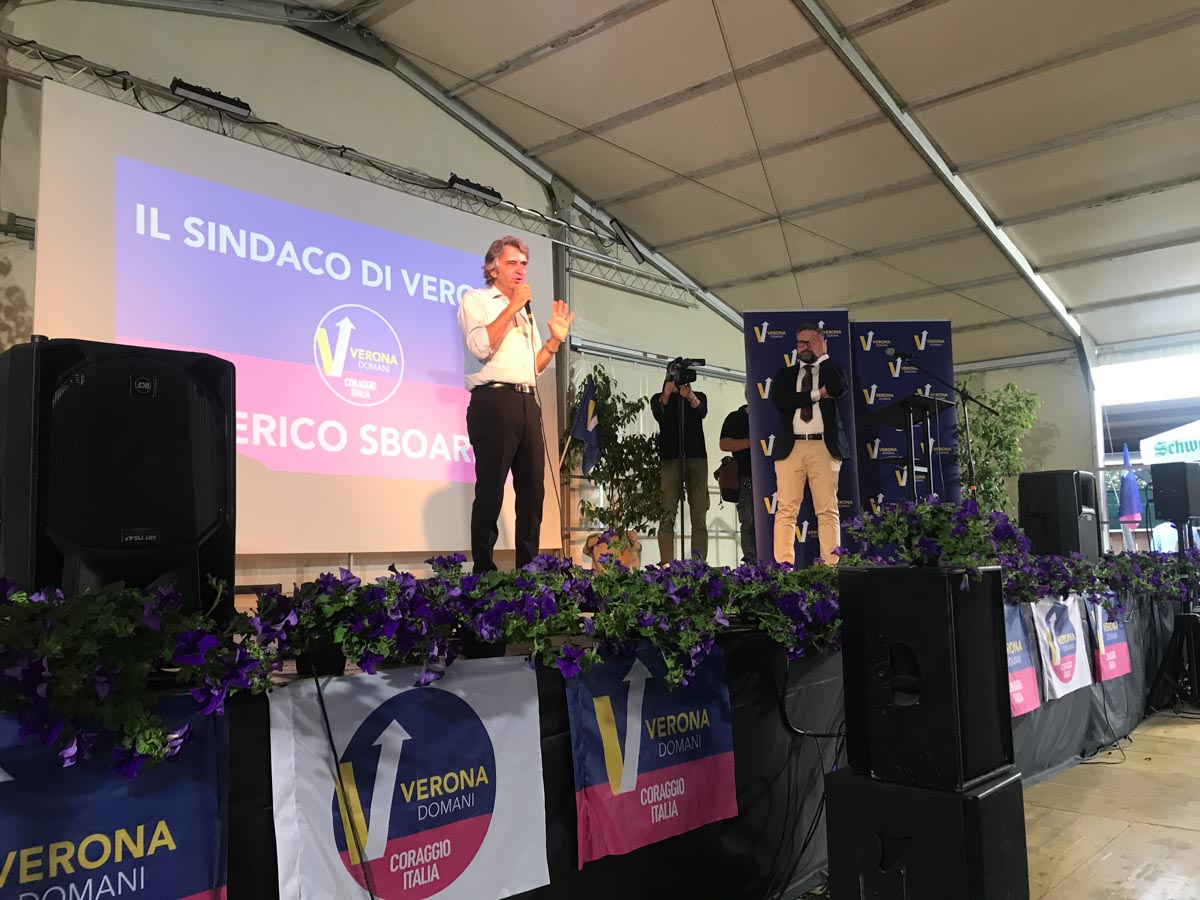 Il sindaco Sboarina sul palco della convention di Verona Domani con Matteo Gasparato