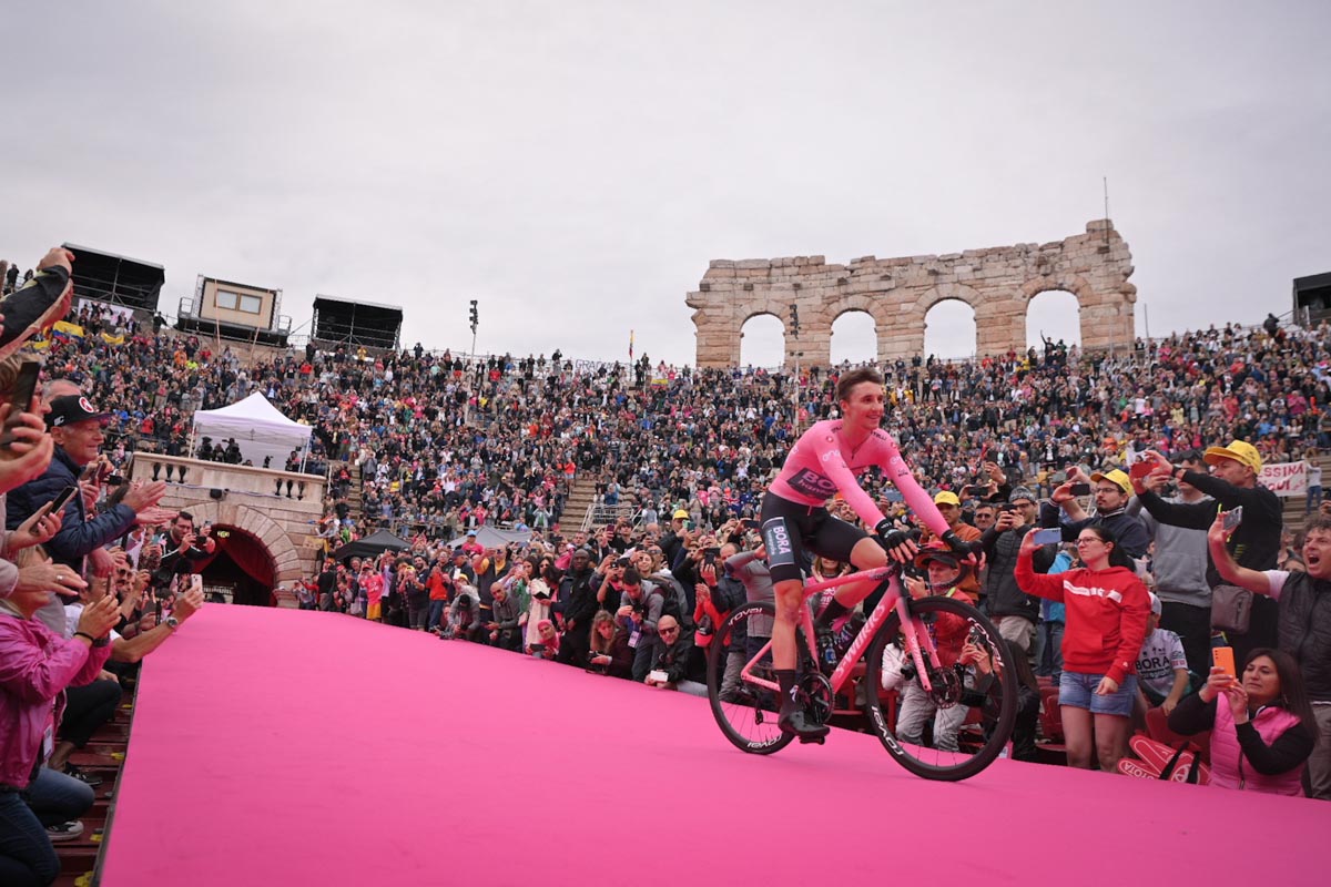 Jai Hindley in Arena maglia rosa