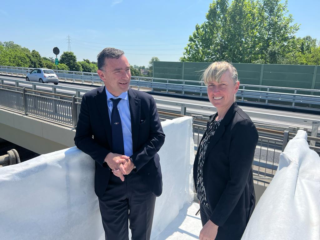 Marco Taccini, presidente di Veneto Strade, ed Elisa De Berti, vicepresidente Regione Veneto sul ponte Limoni di Legnago