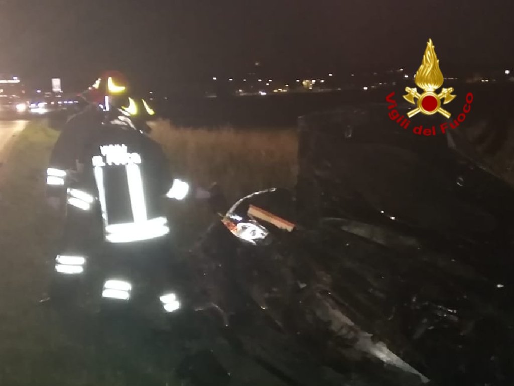 Sommacampagna incidente auto fossato via Caselle