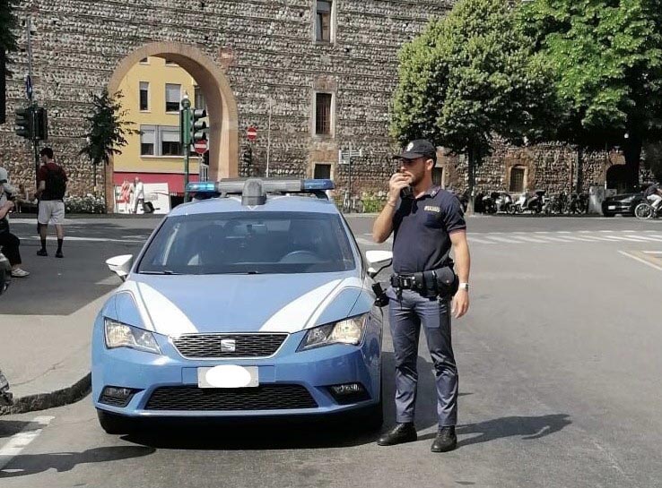 Polizia schiaffeggia sul bus resistenza