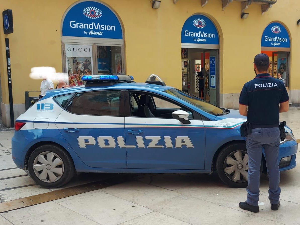 Polizia tentato furto occhiali via mazzini