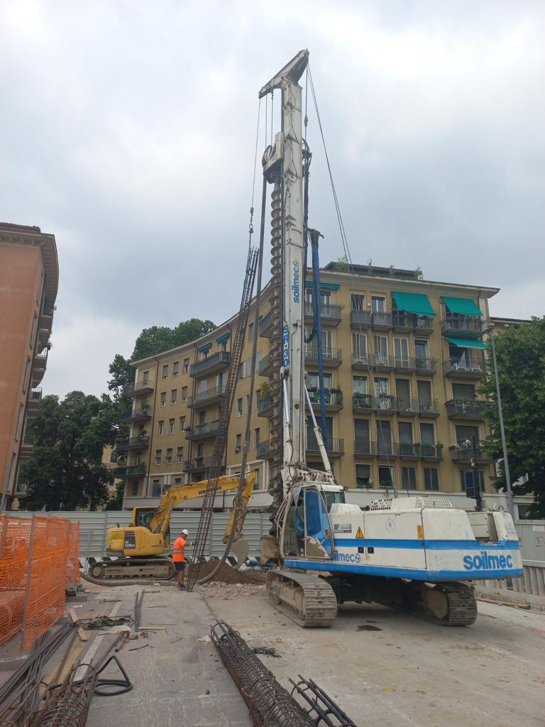 La trivella al lavoro su ponte Nuovo