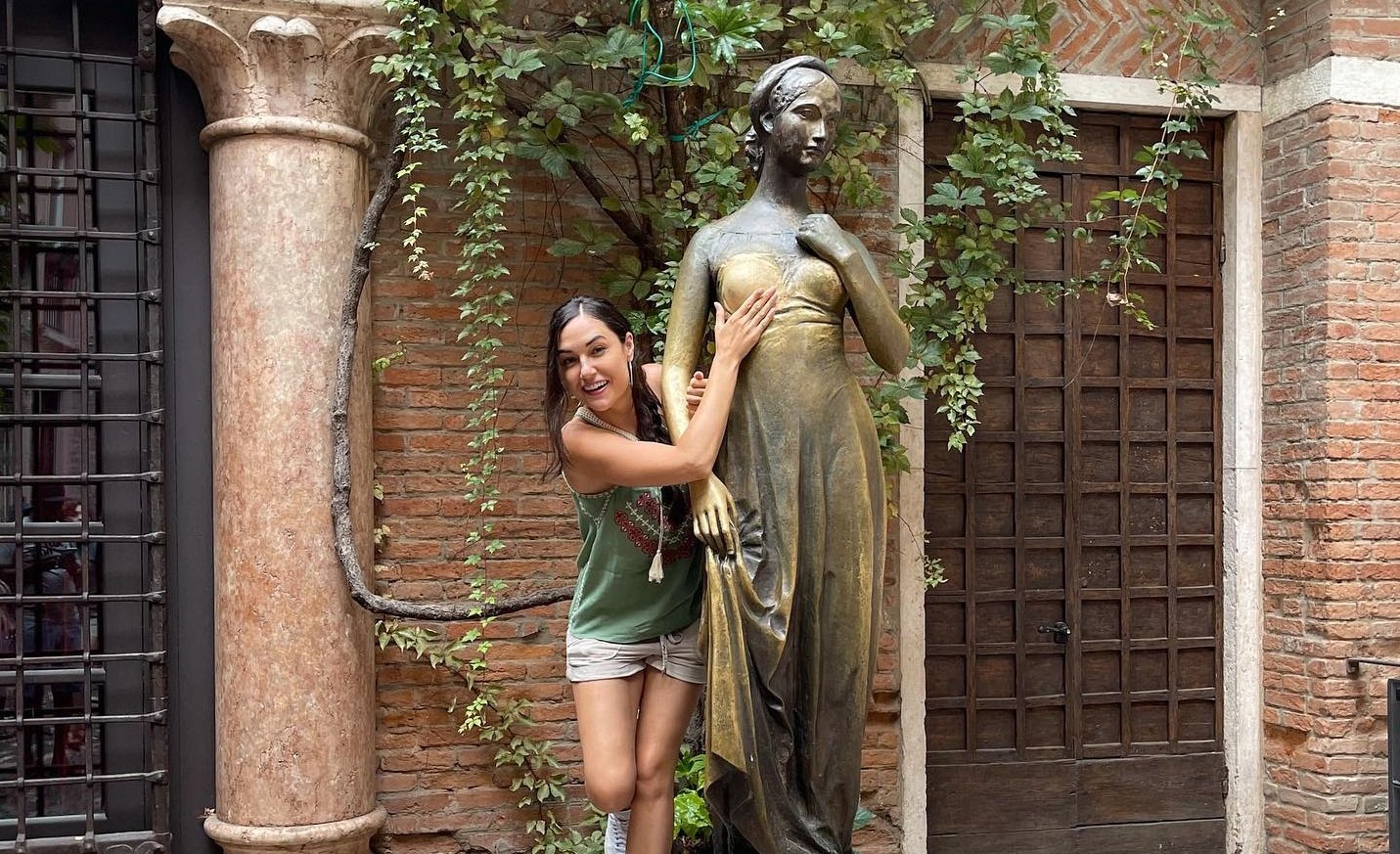 Sasha Grey sulla statua di Giulietta