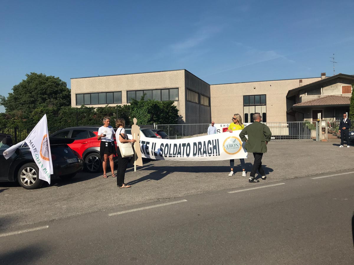 Verona per la libertà contestazione Draghi a Sommacampagna