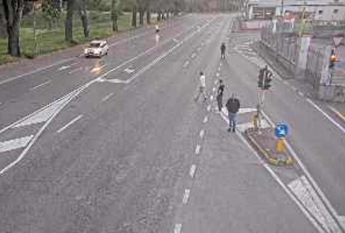 Via Torbido - ragazzi che attraversano senza strisce