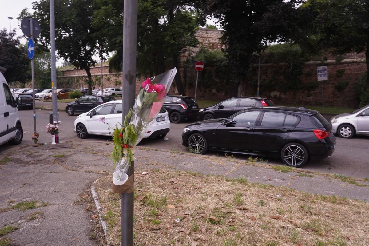 Fiori e messaggi sul luogo della morte della 29enne Madiha Rahmad