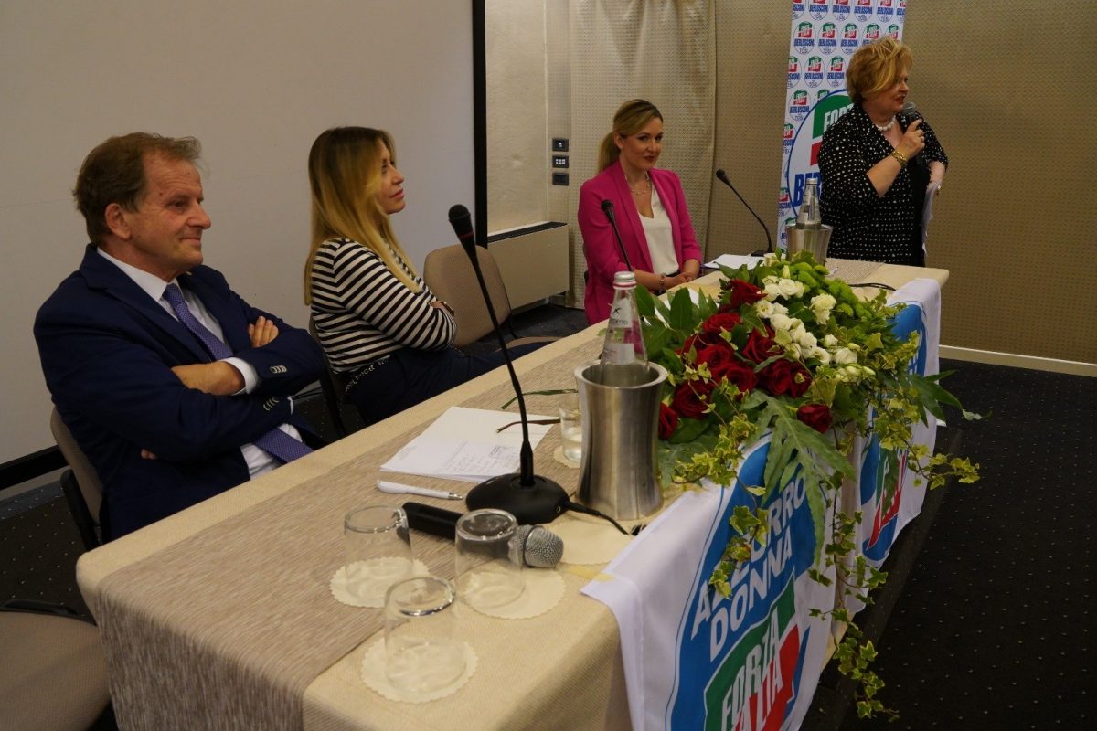 Azzurro Donna Verona