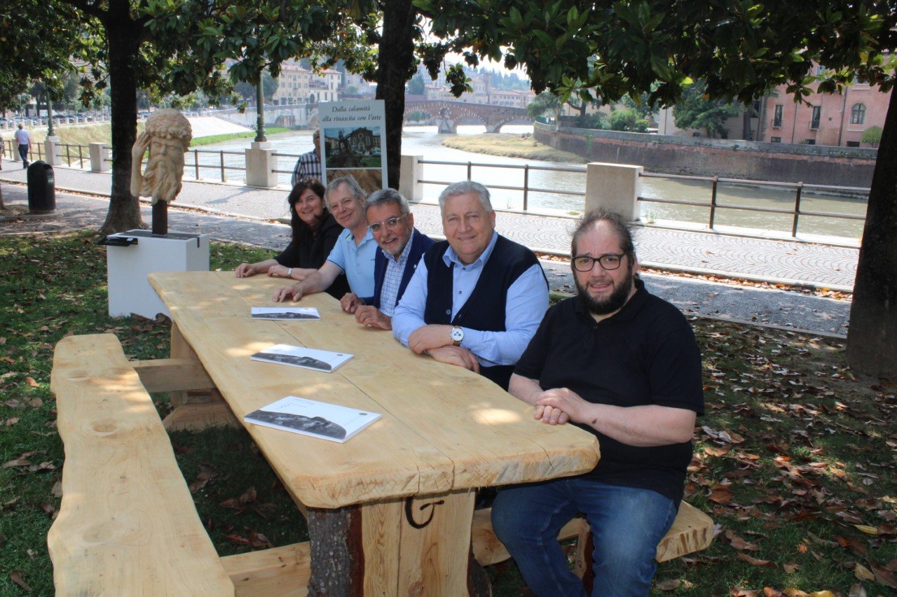 Uno dei tavoli posizionati  al Lungadige San Giorgio