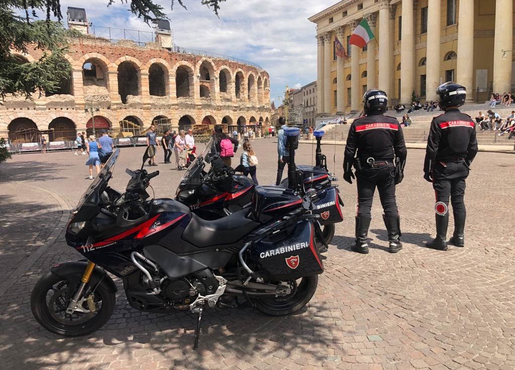 Carabinieri piazza bra spacciatore droga protesi