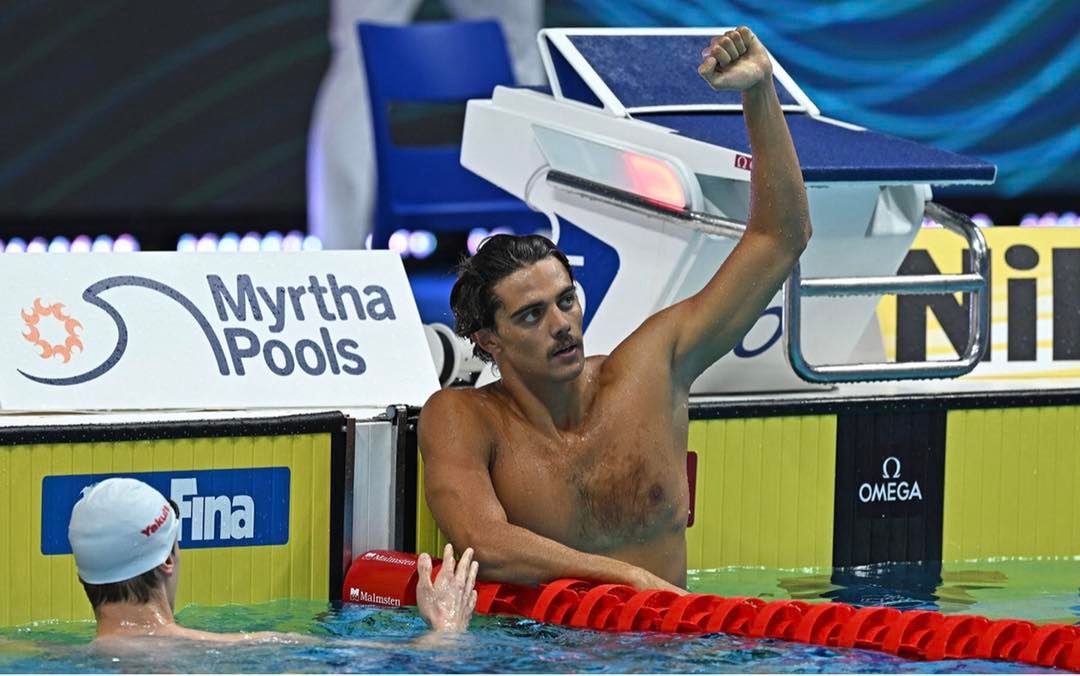 Thomas Ceccon al termine della gara che lo ha decretato campione mondiale e nuovo detentore del record dei 100m dorso maschile.