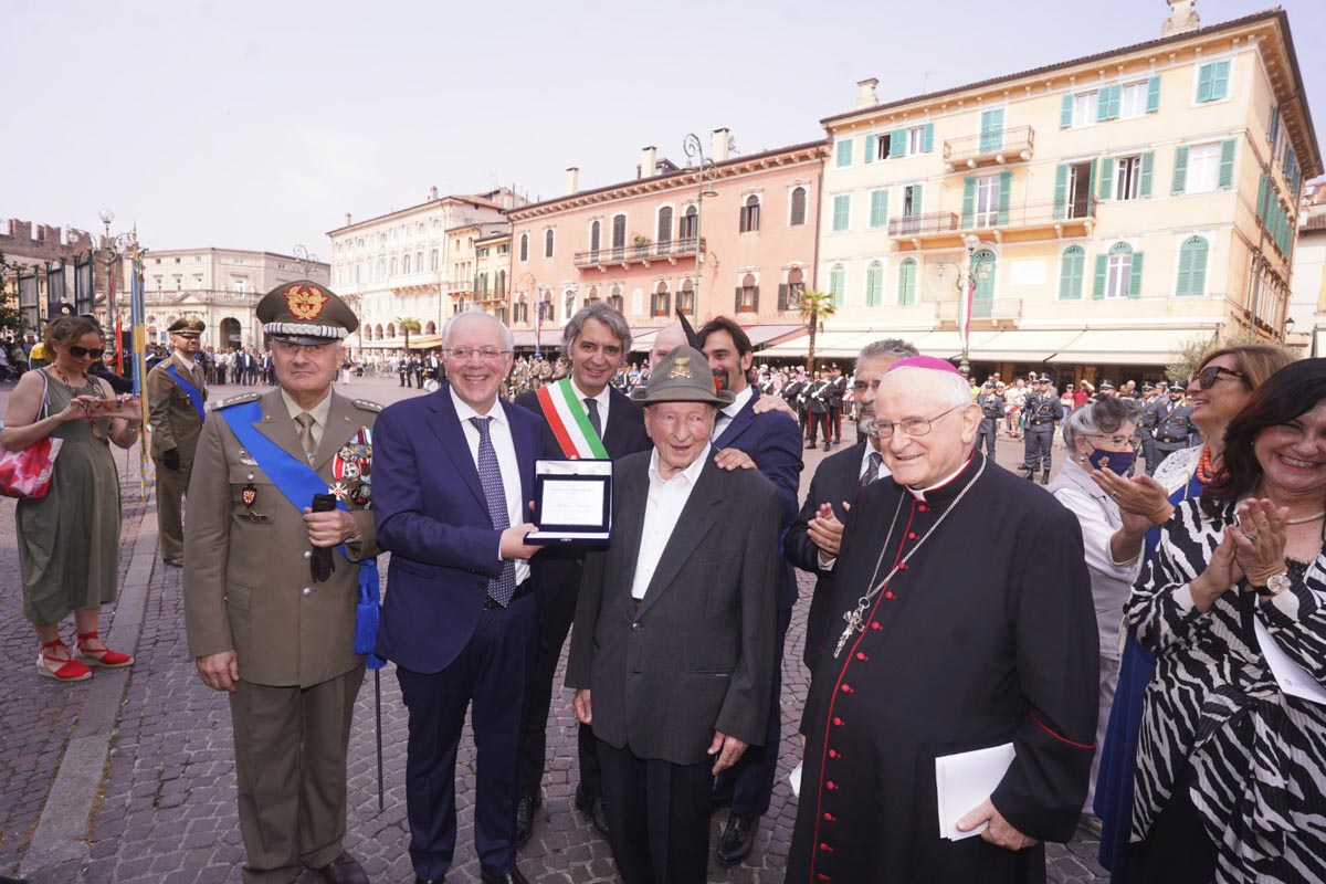 Antonio Ferrarese, sopravvissuto ai campi di sterminio nazista, con le autorità