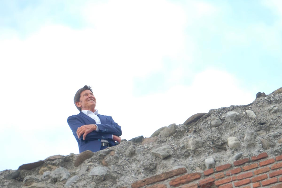 Gianni Morandi canta l'Inno nazionale in Arena