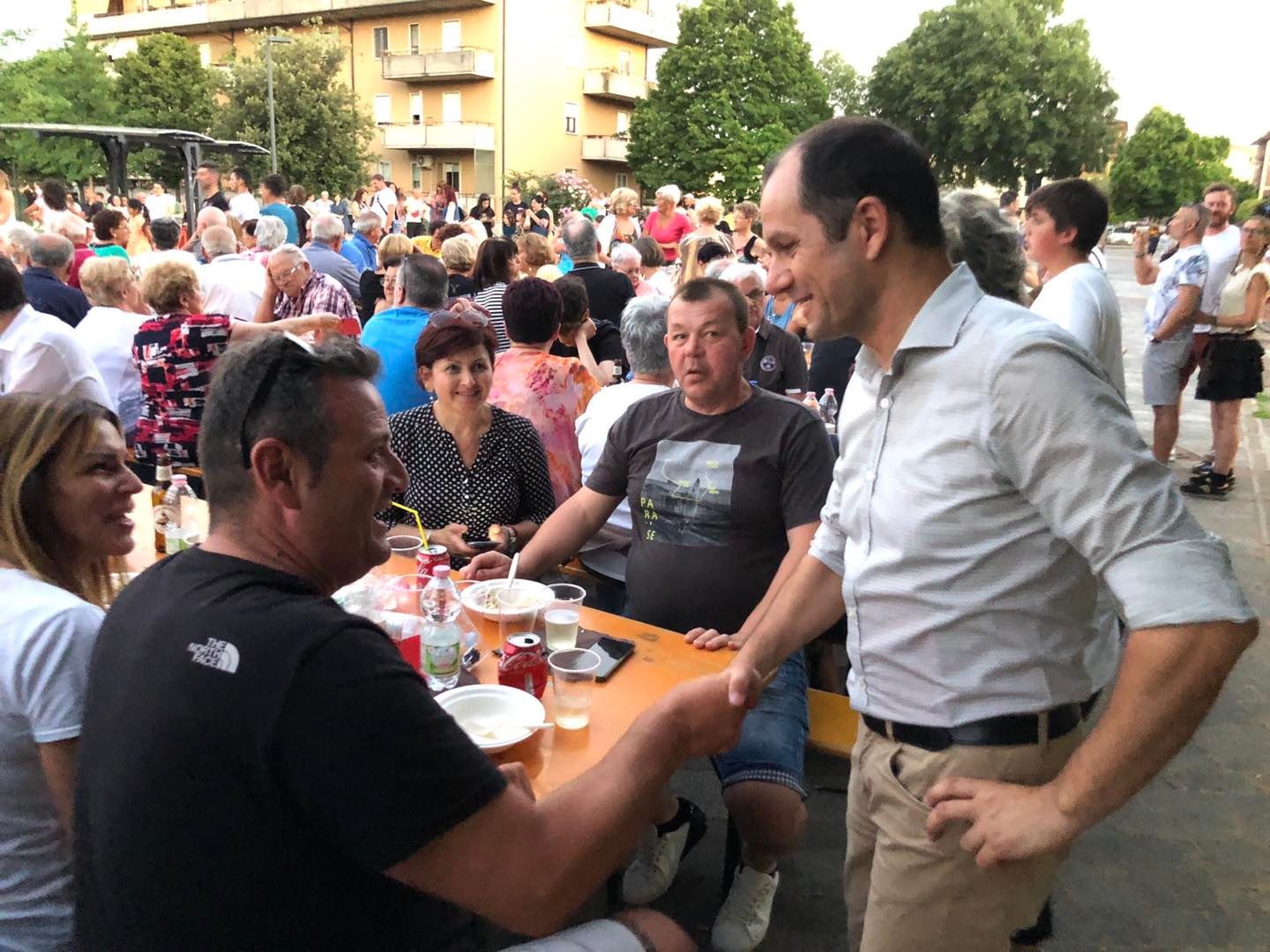 Il nuovo sindaco Giulio Furlani festeggia la sua elezione con i cittadini di San Martino Buon Albergo.