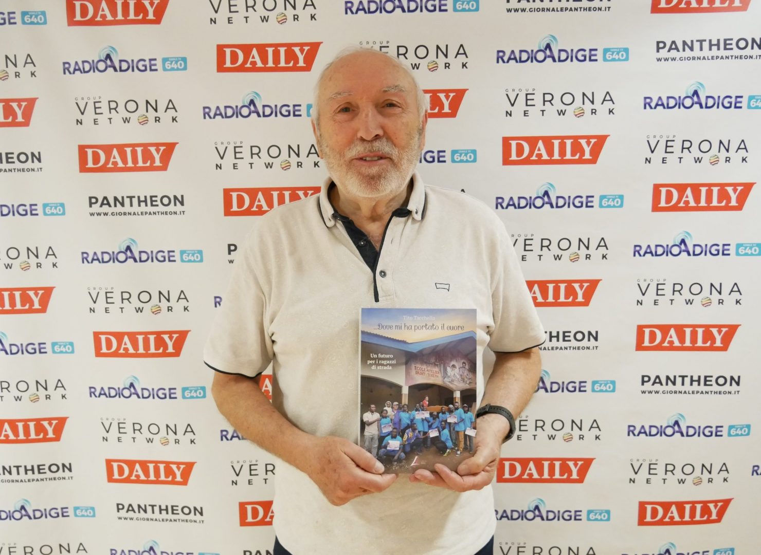 Tito Tacchella con in mano il suo ultimo libro.