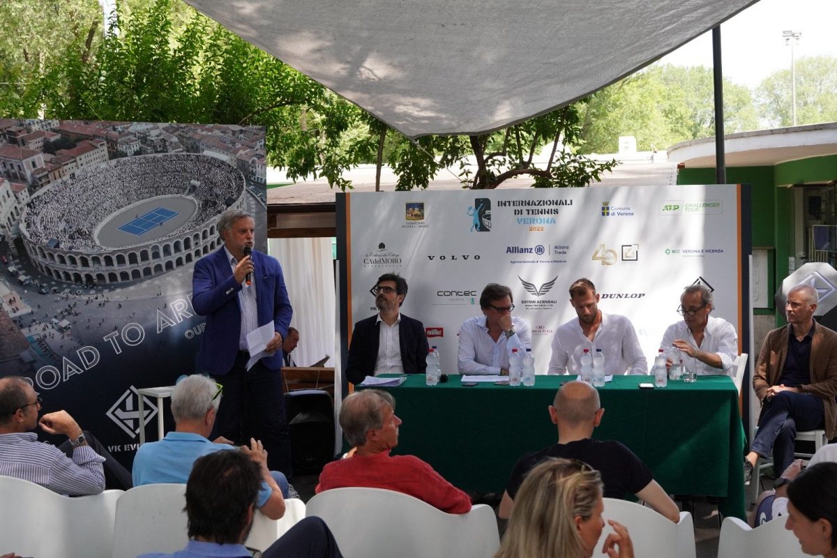 Il giornalista e presentatore Gianluca Tavellin assieme ai suoi interlocutori Edoardo Rossi, Andrea Bonomini, Viktor Galovic, Carlo Piccoli e Filippo Rando.