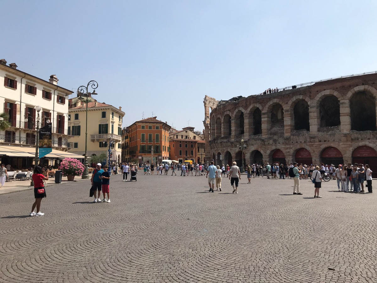 Verona piazza bra Arena caldo estate