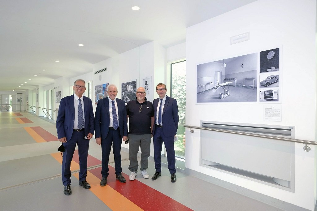 da sinistra Mario Piccinini, amministratore delegato, fratel Gedovar Nazzari, presidente, Renzo Udali (il fotografo che ha curato la mostra) e Claudio Cracco, direttore amministra