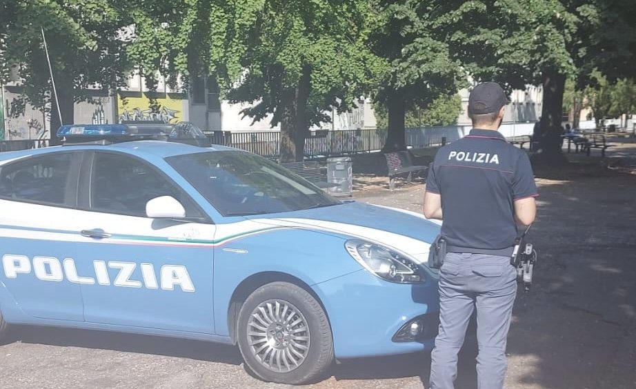 Preleva e viene accerchiato Agenti della Polizia Verona
