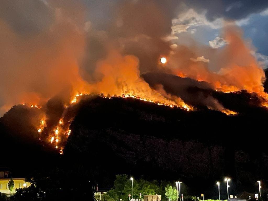 incendio a Nago