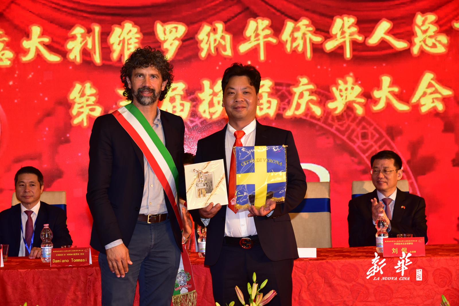 Damiano Tommadsi con il nuovo presidente dell’Associazione Principale dei Cinesi di Verona Jin Xiaoyin