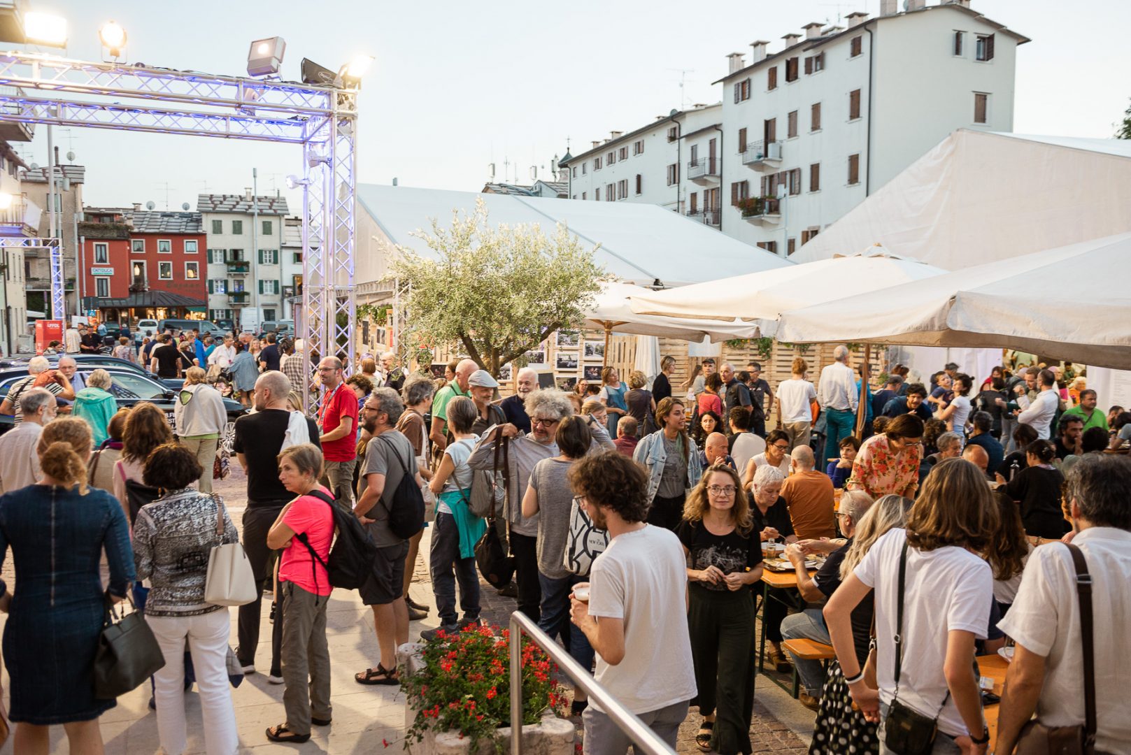 L'esterno del Teatro Vittoria gremito di persone.