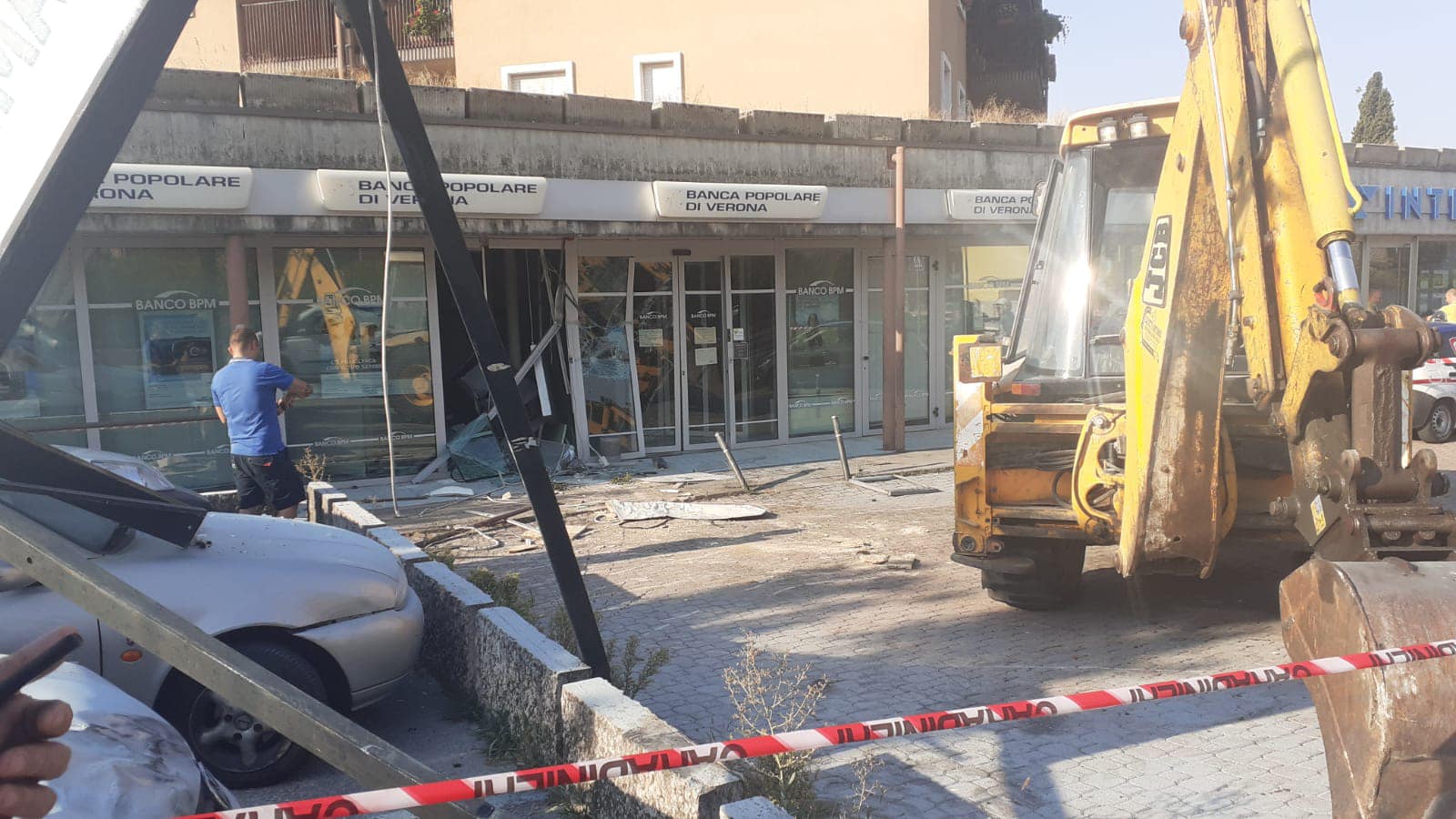 Le vetrine sfondate (Foto da: Furti in Valpolicella)