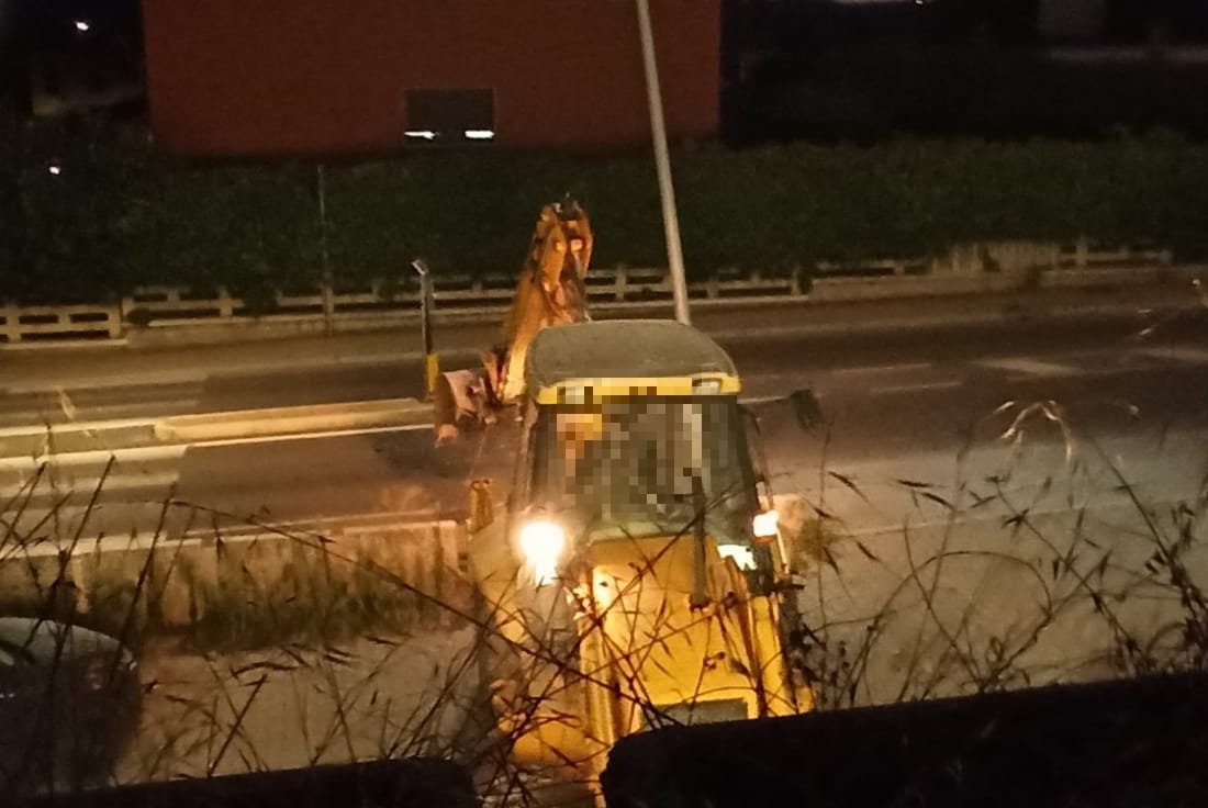 Il momento dell'assalto con la ruspa.