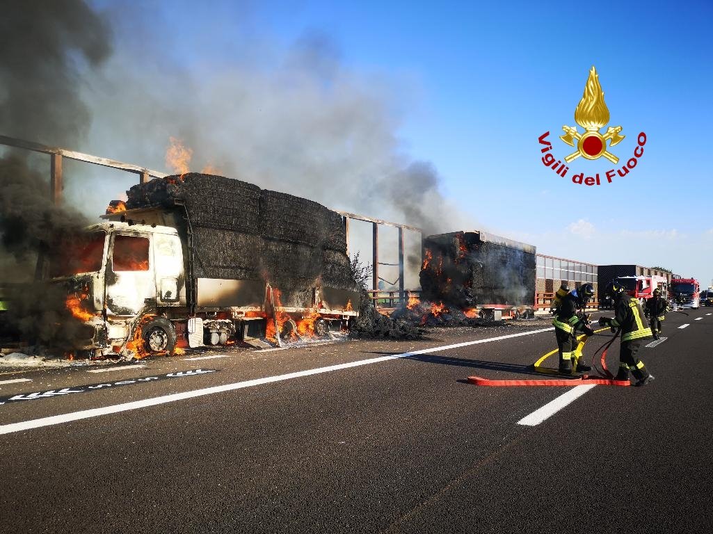 Camion in fiamme A22