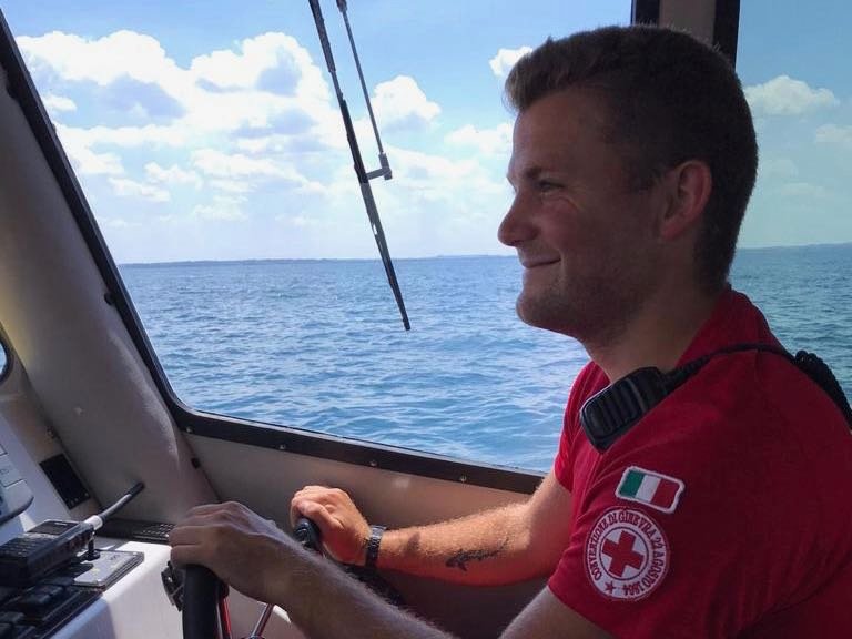 Una foto di Thomas Bertoldi alla guida dell'idroambulanza di Bardolino.