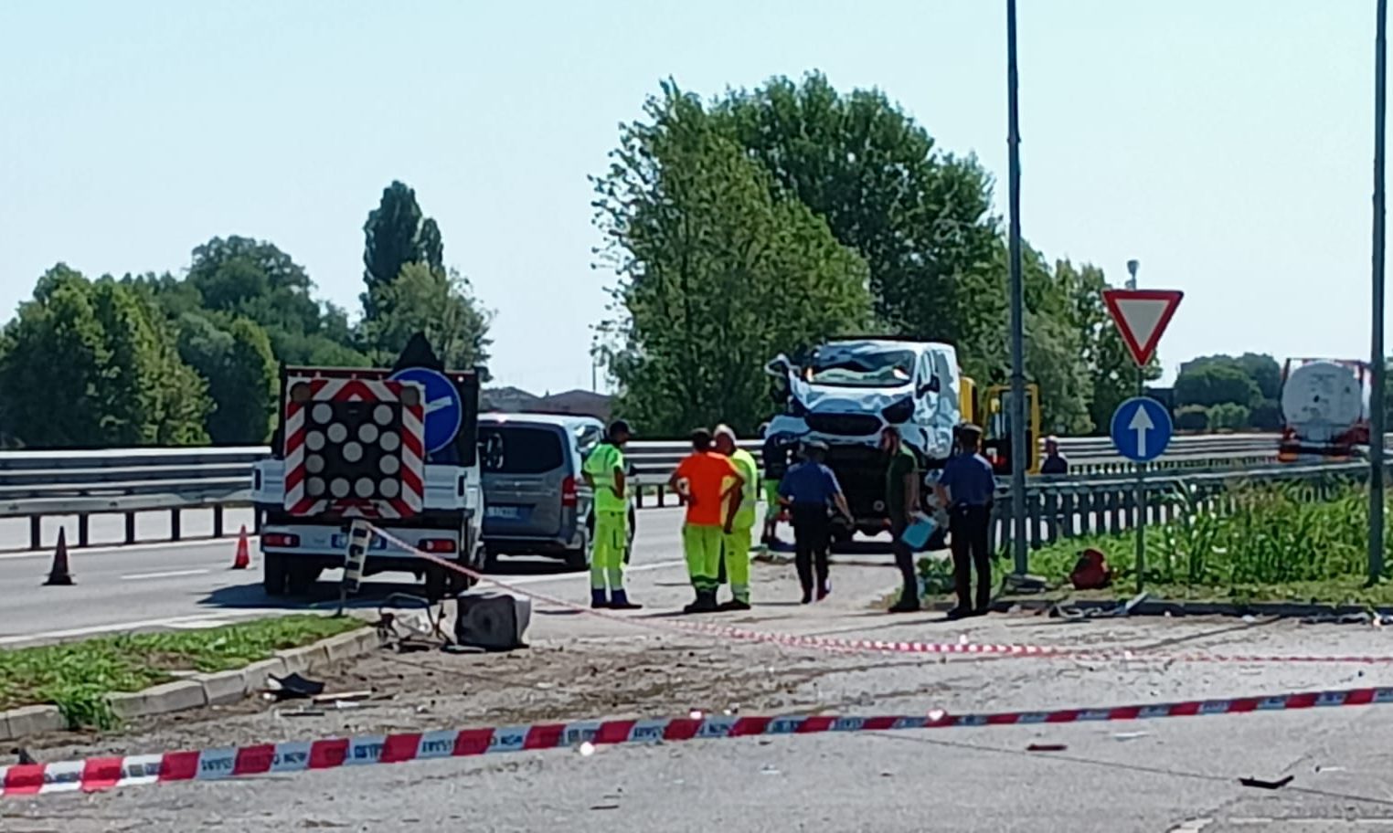 L'incidente sulla Transpolesana in cui ha perso la vita un benzinaio travolto da un furgone.