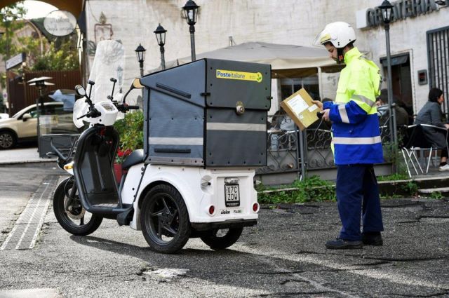 consegna pacco poste italiane con motorino elettrico