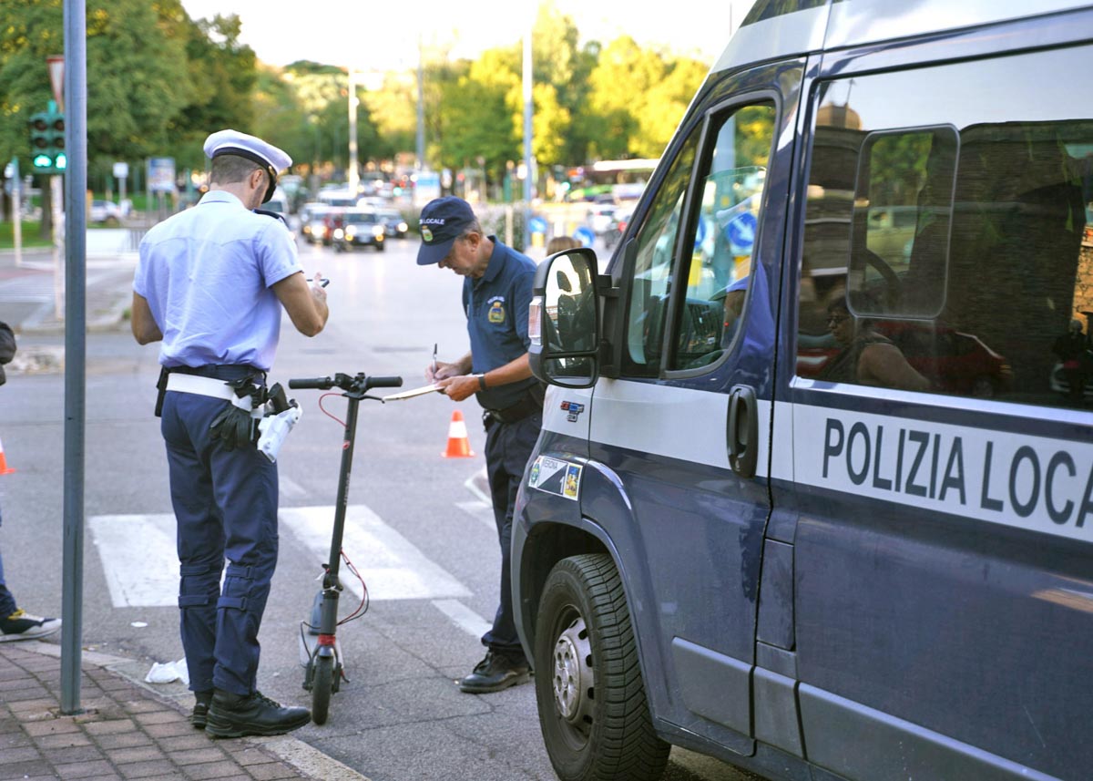 Incidente monopattino porta vescovo polizia locale