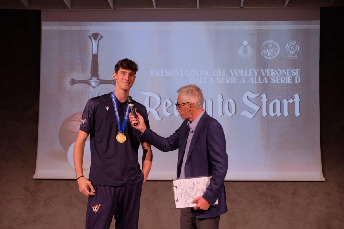 Leandro Mosca sul palco della serata "Ready to start". Foto Fipav Verona