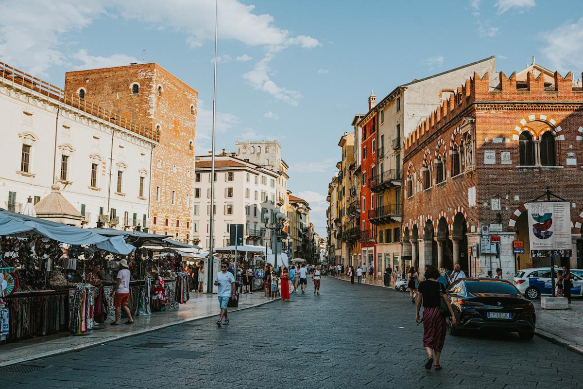 Piazza Erbe - Foto di Helena Jankovičová Kováčová via Pexels