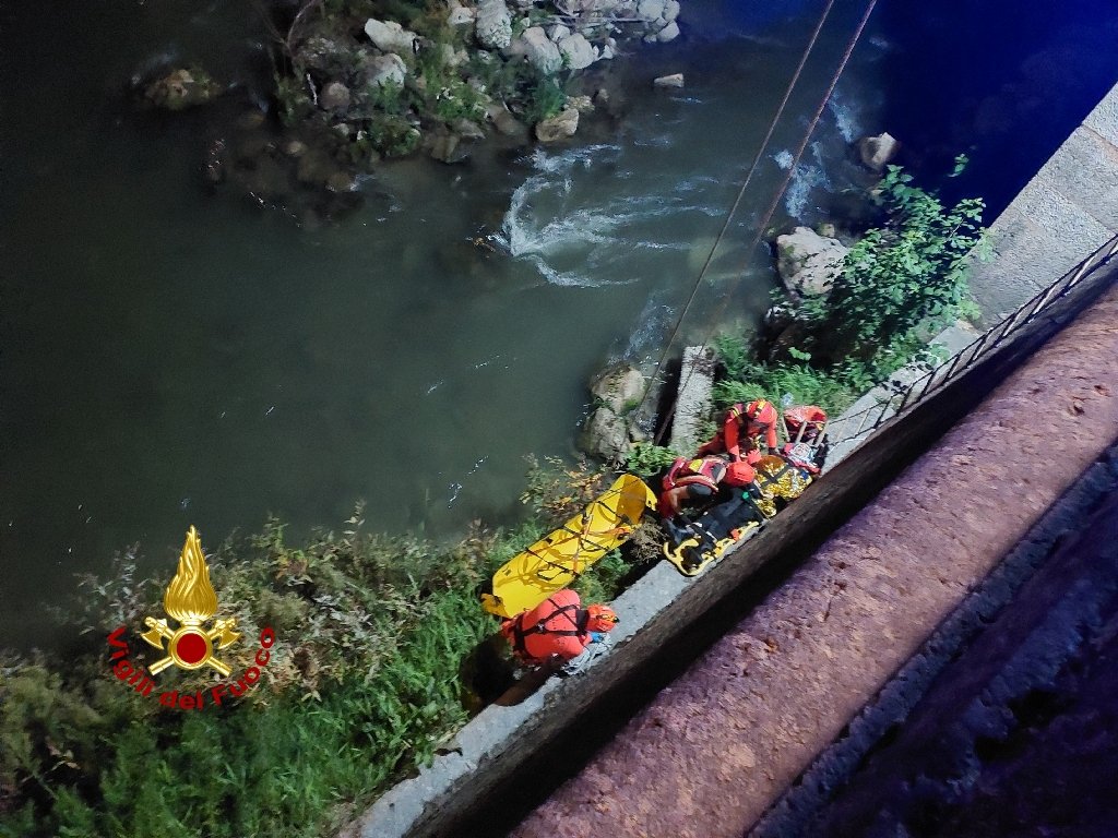 Ragazza caduta nell'Adige Vigili del Fuoco