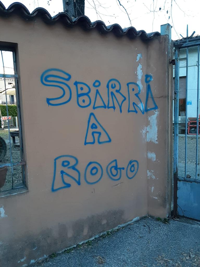 Scritte ingiuriose asilo Borgo Roma
