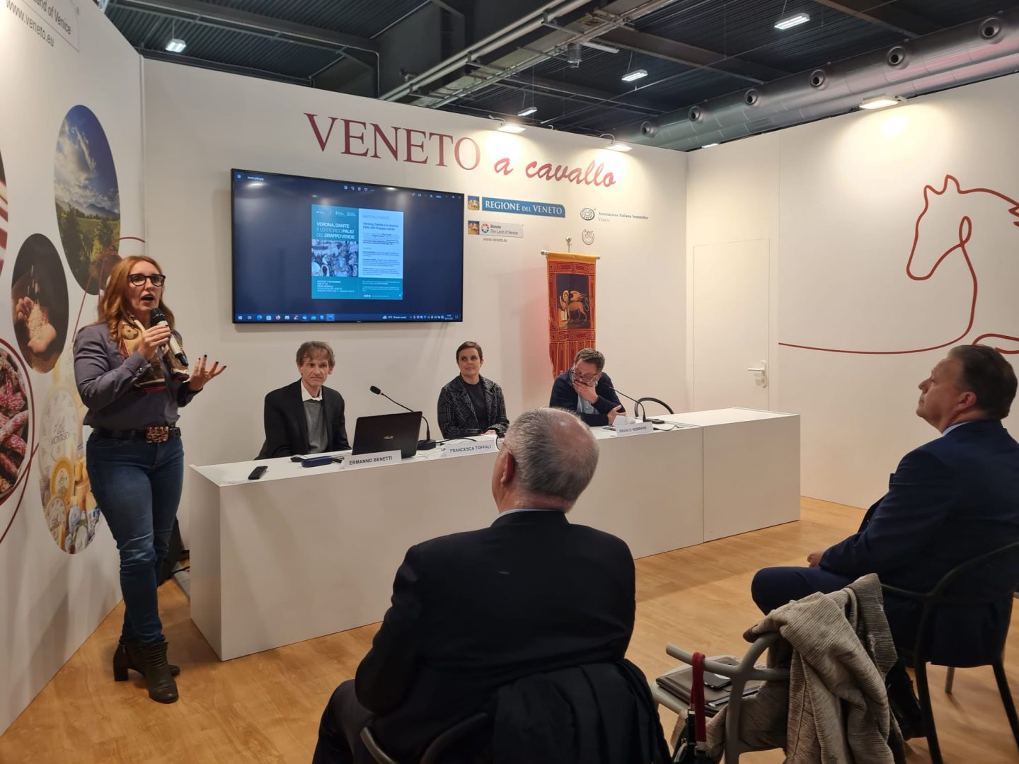 A Fieracavalli 2022 l'assessore all'istruzione presenta progetto Dante e Palio drappo verde
