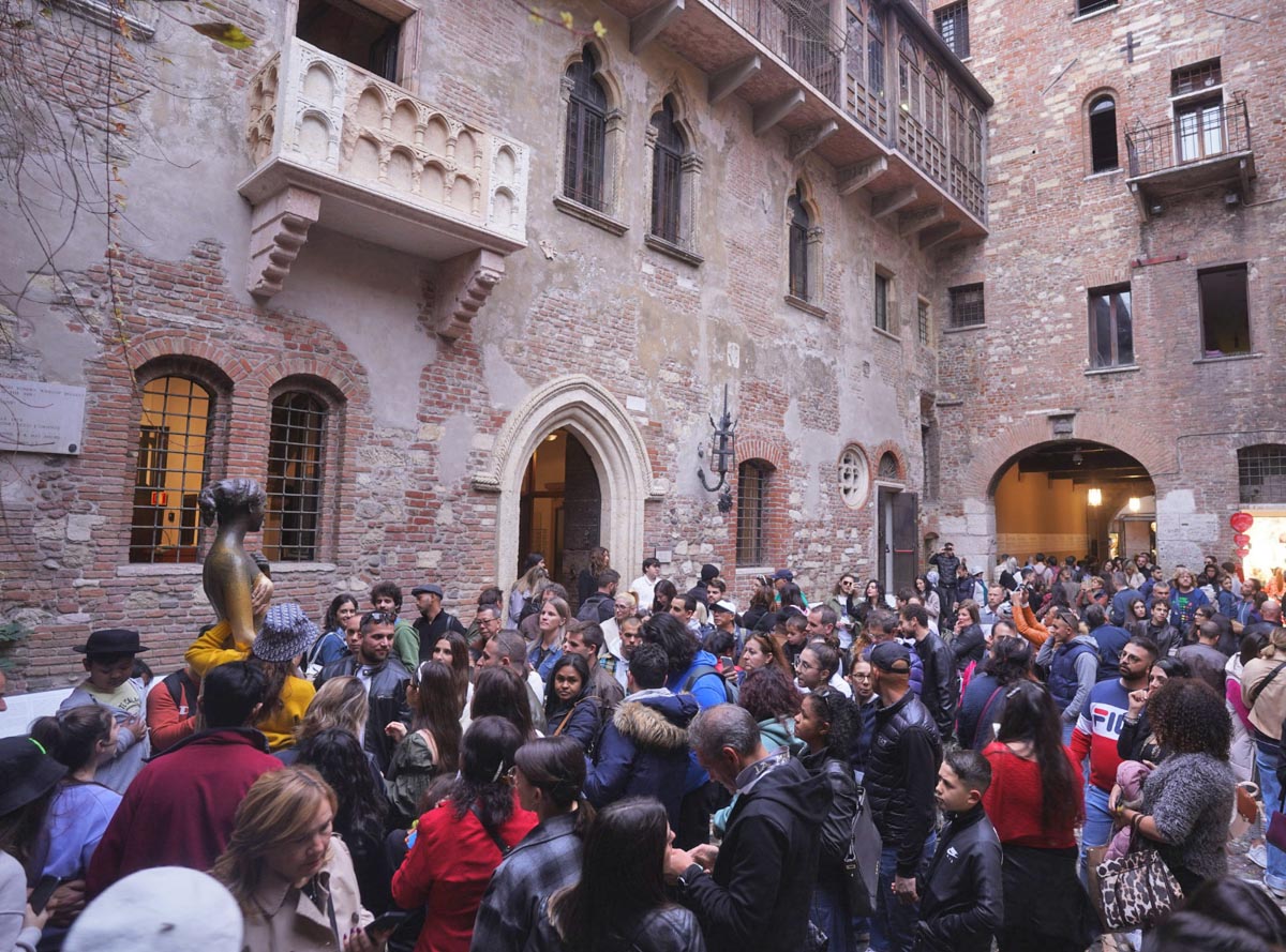 Ponte di Ognissanti 2022 a Verona, affollamento alla casa di Giulietta