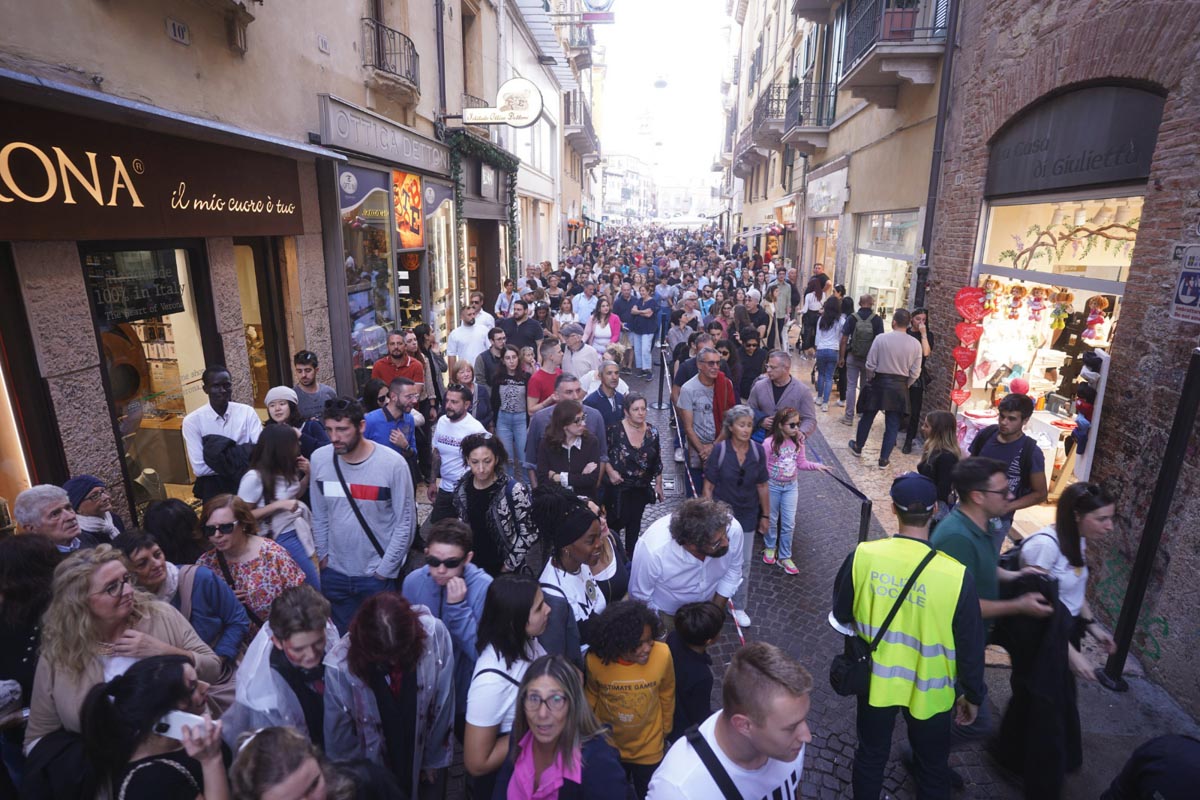 Ponte di Ognissanti 2022 a Verona, affolamento in via Cappello