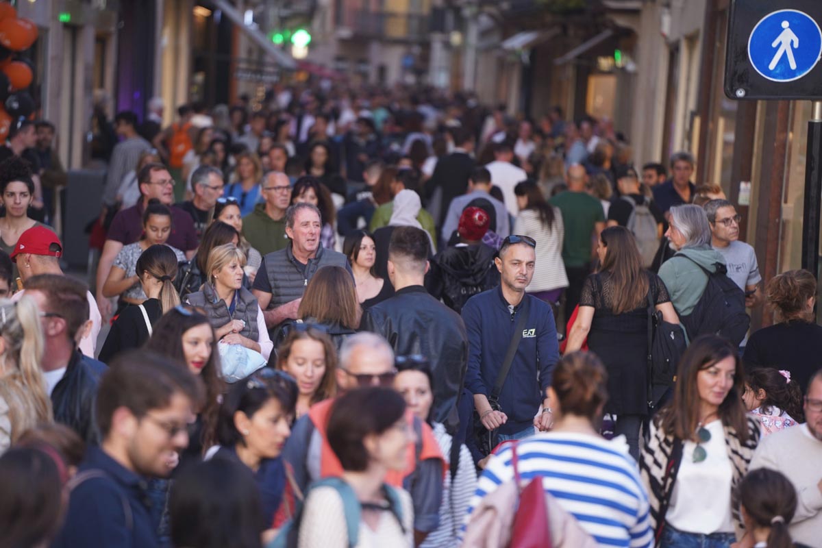 Ponte di Ognissanti 2022 a Verona, affollamento in via Mazzini
