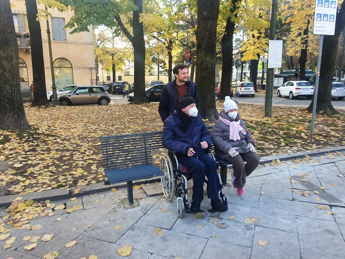 La "panchina inclusiva" in piazza San Zeno a Verona panchine inclusive