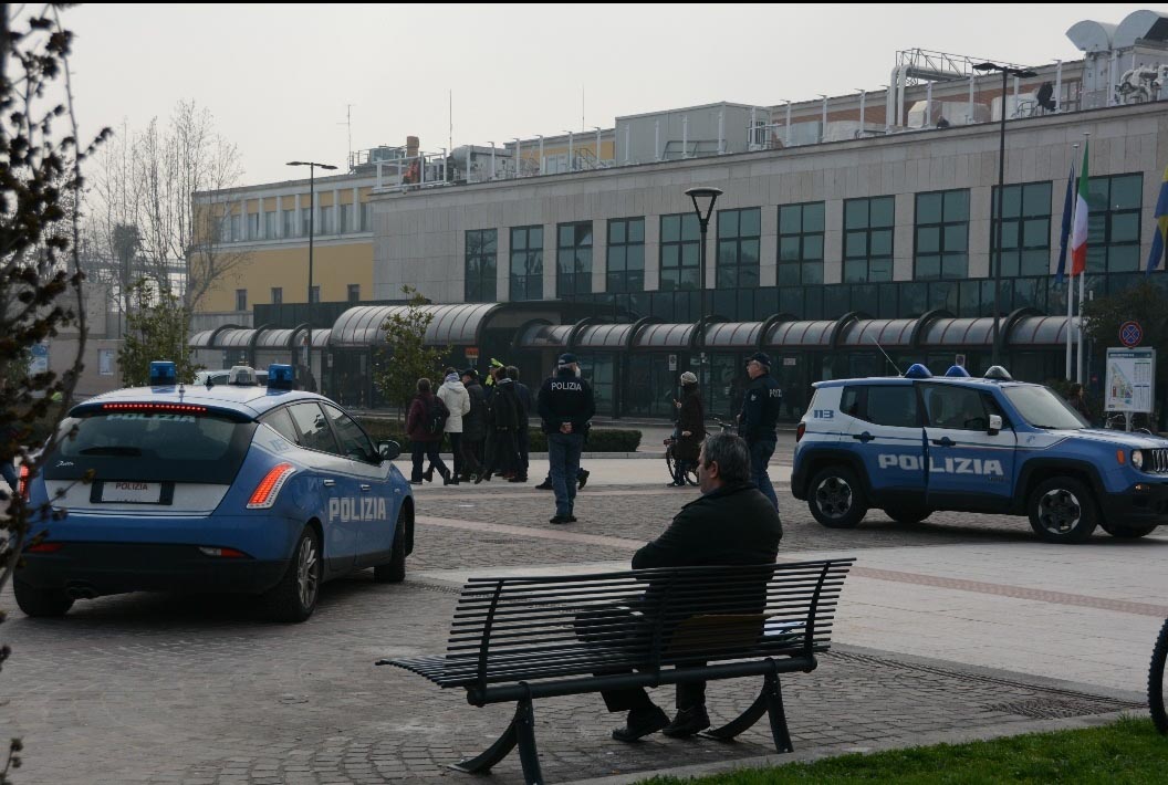 Polizia - controlli piazzale stazione