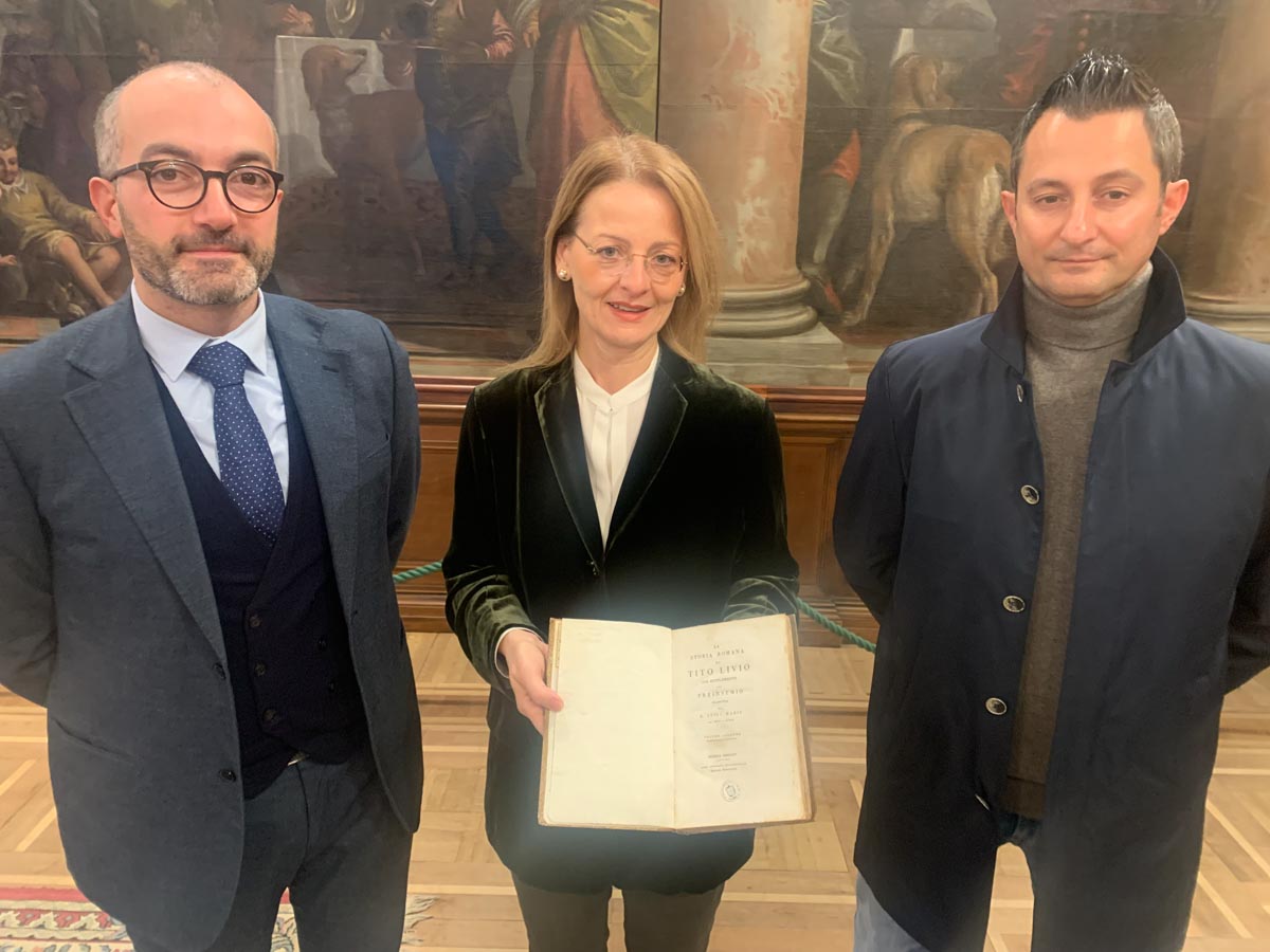 Il volume del 1804 restituito nelle mani della vicesindaca di Verona Bissoli