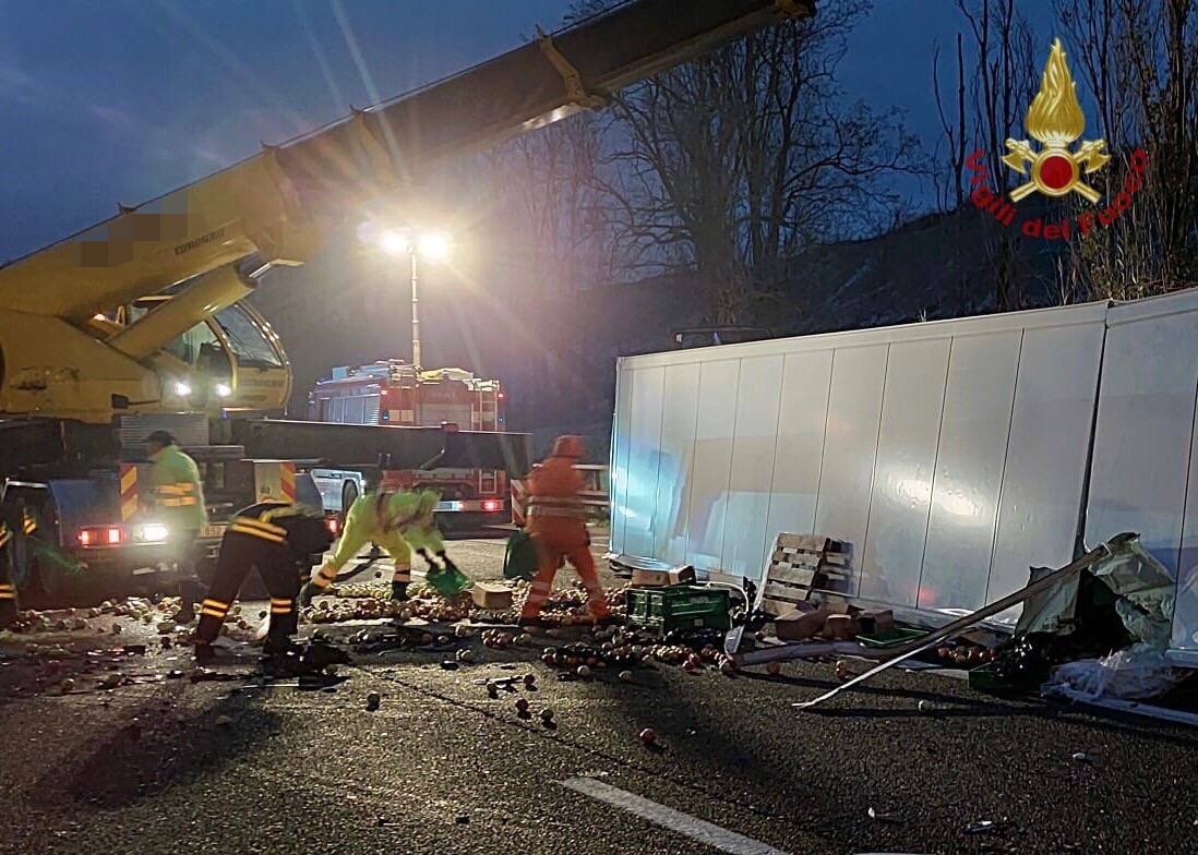 Incidente A22 camion rovesciato