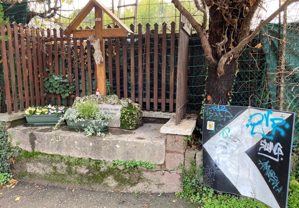 Il capitello profanato a Santa Maria in Stelle.