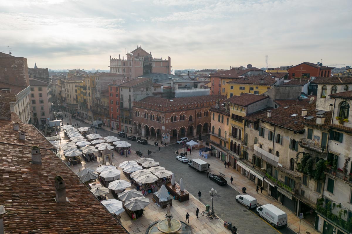 Piazza Erbe e la Domus Mercatorum